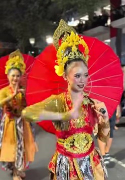 Para seniman tampilkan aksi nari bareng di Indonesian Street Performance Jogja Cross Culture, Malioboro Jogjakarta.  [Instagram]